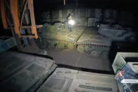 Roofless TV haalt video offline na virale ophef rond Belgische hal vol pantservoertuigen