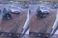 Scooter heeft haast, auto midden op de weg en daarna een grote klapzoen