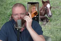 Vrouw belooft beloning van 2000 euro uit om paard op te sporen, Jan Roos belt om geld te innen