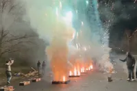 Zo kan het ook: Mensen in Vlaardingen laten voor 18.000 euro aan vuurwerk de lucht in gaan