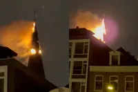 Brand verwoest Vondelkerk: toren volledig ingestort na grote brand in Amsterdam