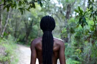 Wandeling met opvallende dame zonder topje trekt alle aandacht