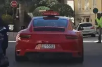 In Monaco haal je je rijbewijs gewoon in een Porsche 911 Carrera