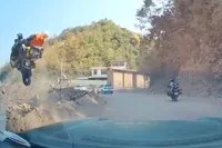 Toch wel een wondertje: motorrijdster stort ravijn in en mankeert letterlijk he-le-maal niets