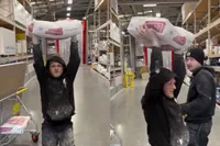 Klassieke “baaltje boven het hoofd”-prank werkt nog steeds prima