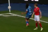 Belgisch damesvoetbal: cornervlag geeft assist bij bizarre goal van Genk Ladies tegen Standard