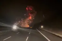 F-16 straaljager stort neer op snelweg in Turkije tijdens testvlucht, piloot komt om