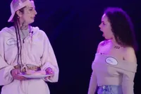 18+ creator “Blazy” is voor heel veel te porren, maar haar echte fetisje is op bijzondere wijze een maaltijd nuttigen