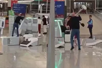 Britse toerist sloopt self-service balies op luchthaven van Hong Kong