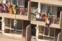 Moeder van het jaar 2026: zoon laten bungelen van 9e verdieping om gevallen saree terug te halen