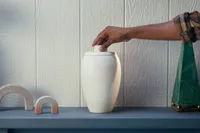 Spotify en Liquid Death samenwerking: urn met Bluetooth-speaker om de doden tevreden te houden