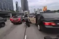 Peuter gooit deur open in verkeer: motorrijder gelanceerd en zes voertuigen betrokken bij crash in Kuala Lumpur