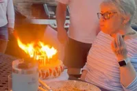 Lekker voor je: taart-met-kaarsjes-ritueeltje dat geheel niet volgens plan verloopt