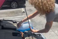 Bailey Curbow heeft geen man nodig, vult zelf wel even de ruitenwisservloeistof bij