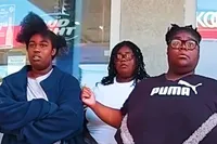 3 “dames” met zware misdrijf-aanklachten aan hun broek over 1 dollar extra voor een bestelde pizza