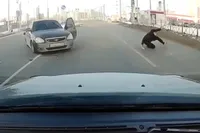 Ongeluk met Lada Priora op kruising in Omsk loopt opvallend af dankzij spectaculaire sliding