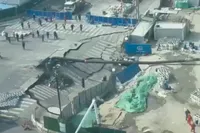 CCTV keek mee: gigantische sinkhole slokt kruispunt op in Shanghai