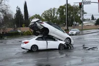 Gekke klapper in Californië: auto gelanceerd en eindigt bovenop andere wagen midden op kruispunt