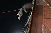 TikTok-stunt faalt hard: tiener stort 15 meter naar beneden in Queensboro Bridge en ligt uren vast in schacht