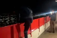 Basejumper springt van studentenflat in Utrecht terwijl bewoners toekijken