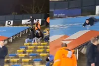 Antwerp-supporter neemt shortcut via spandoek naar beneden