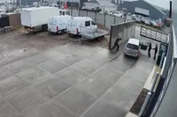 Beelden: inbrekers rennen zich vast na heterdaad bij machinebedrijf in Oostrum