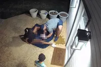 Baby heeft geen geduld: vrouw bevalt op stoep van kliniek, camera draait gewoon mee 🎥👶