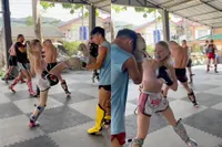 Dame dendert door zijn verdediging alsof hij lucht is