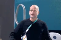 😭🔥 Emotionele ontlading bij Erben Wennemars: bril van wildvreemde gesloopt na knalrace van zoon Joep Wennemars