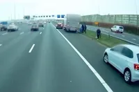 Gewapende ripdeal op A1 bij Muiden: vrachtwagen klemgereden, chauffeur onder schot en drugs buitgemaakt