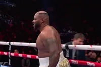 Toupet in de touwen: Jarell Miller verliest haarstukje tijdens boksgevecht