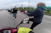 Karate Kid denkt dat de snelweg zijn dojo is