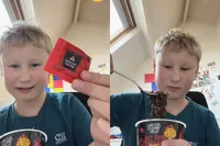 Lagemannetjes probeert meest pittige Koreaanse spicy noodles ooit, mannetje is duidelijk geen fan