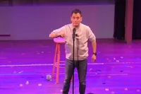 LGBTQ-mama is boos op comedian Anuar, legt de show stil en vertrekt