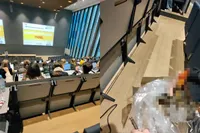 Man neemt levende kreeft mee naar college om tijdens les klaar te maken