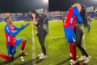 Romantisch aanzoek in vol stadion… en drie dagen later alweer uit: voetballer zet punt achter relatie