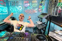 Vandaag gaan we hakken op een DJ Windows95Man gabbersetje