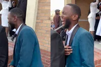 Voor de gelegenheid heeft hij een net bloesje aangetrokken