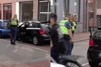 Rijbewijs via een pakje boter? BOA’s moeten vrouw helpen met uitparkeren