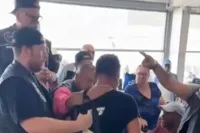 Racist probeert te vluchten, maar bikers in het roze slepen ’m terug restaurant in voor publieke excuses