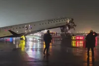 Vliegtuig knalt op brandweerwagen op luchthaven New York: chaos op LaGuardia