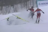 Hond rent piste op tijdens kampioenschap langlaufen en laat skiester keihard crashen