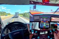 Vrachtwagenchauffeur maakt van file gewoon racetrack met bizarre €6000 gaming-setup