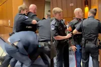 Ex-Marinier protesteert tegen oorlog met Iran in Senaat, eindigt met gebroken arm na ongure verwijdering