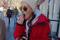 Toerist gaat voor coffeeshop-uitdaging “The Mike Bite” in Amsterdam en dat heeft zo zijn effect