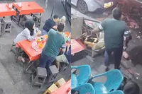 Auto knalt dwars door avondmarkt in Indonesië: meerdere kraampjes omver en gewonden