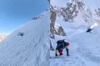 Man maakt val van 600 meter op berg en loopt weg met… schrammen