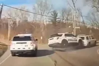 Politieachtervolging eindigt bizar: verdachte sleept politieauto mee op aanhanger