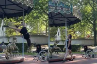 Nederlands OF-model zorgt voor ophef in Efteling: draaimolen wordt ineens “danspaal”