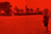 Australië kleurt bloedrood tijdens cycloon Narelle en mensen denken even dat het einde nabij is